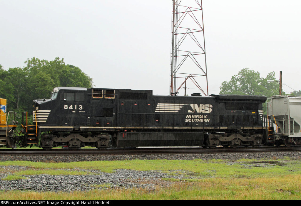 NS 8413, in the rain, headed west on train 135